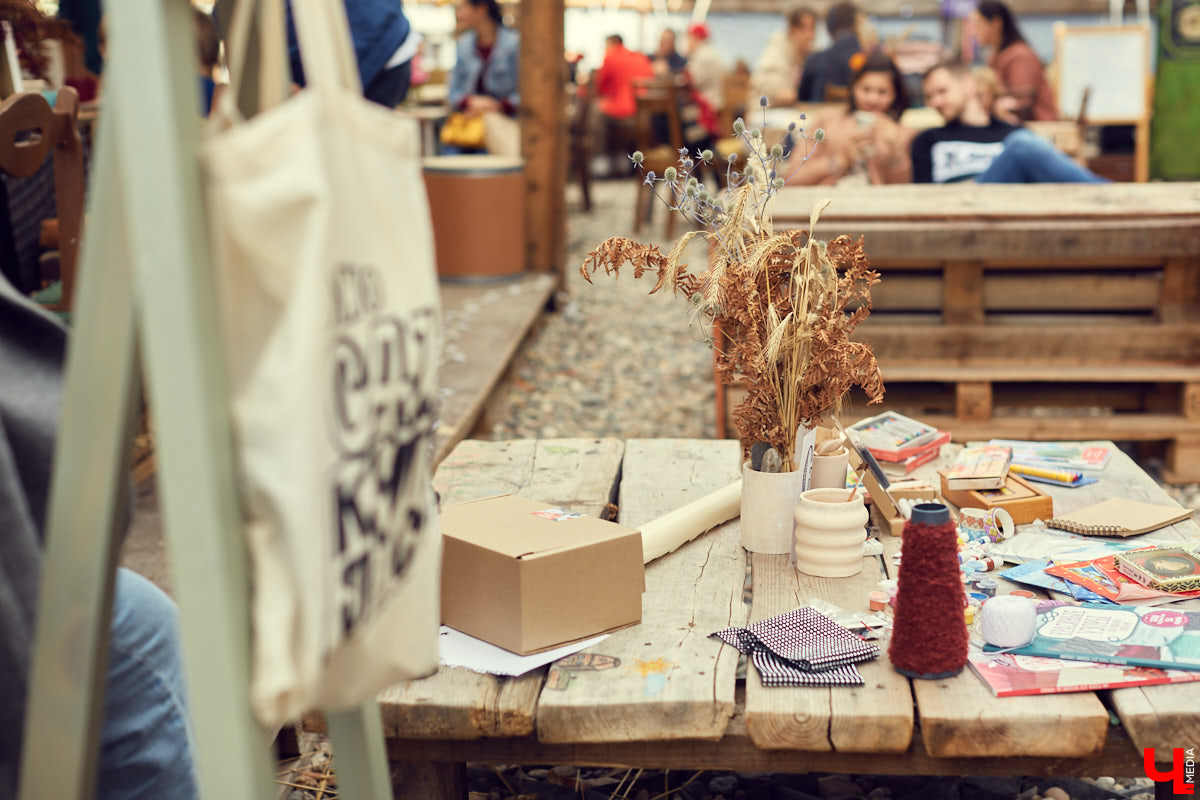 Букеты из сухоцветов, керамическая посуда, шарфы и свитера из собачьей шерсти. На «Осеннем маркете» было по-весеннему тепло и уютно