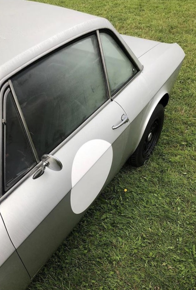 Фронтмен группы «Рекорд Оркестр» Тимофей Копылов продемонстрировал нам свой уникальный ретро-мотоцикл «Ява» под номером 13