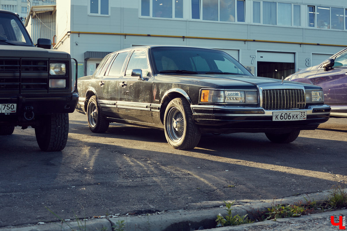 Владимирский кастомайзер Андрей «Клим» Карпов продемонстрировал нам свой 30-летний Lincoln Town Car и впустил в мастерскую, где уже вовсю кипит работа над настоящим чудовищем!