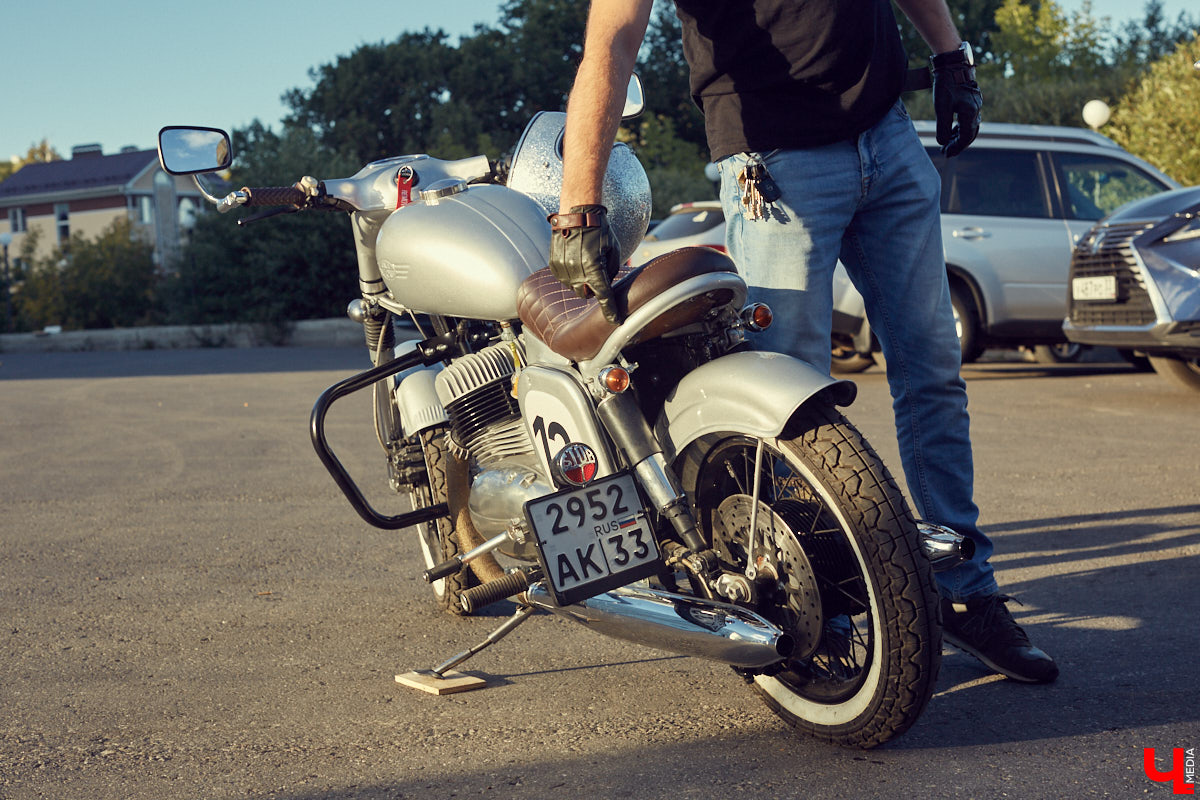 Фронтмен группы «Рекорд Оркестр» Тимофей Копылов продемонстрировал нам свой уникальный ретро-мотоцикл «Ява» под номером 13