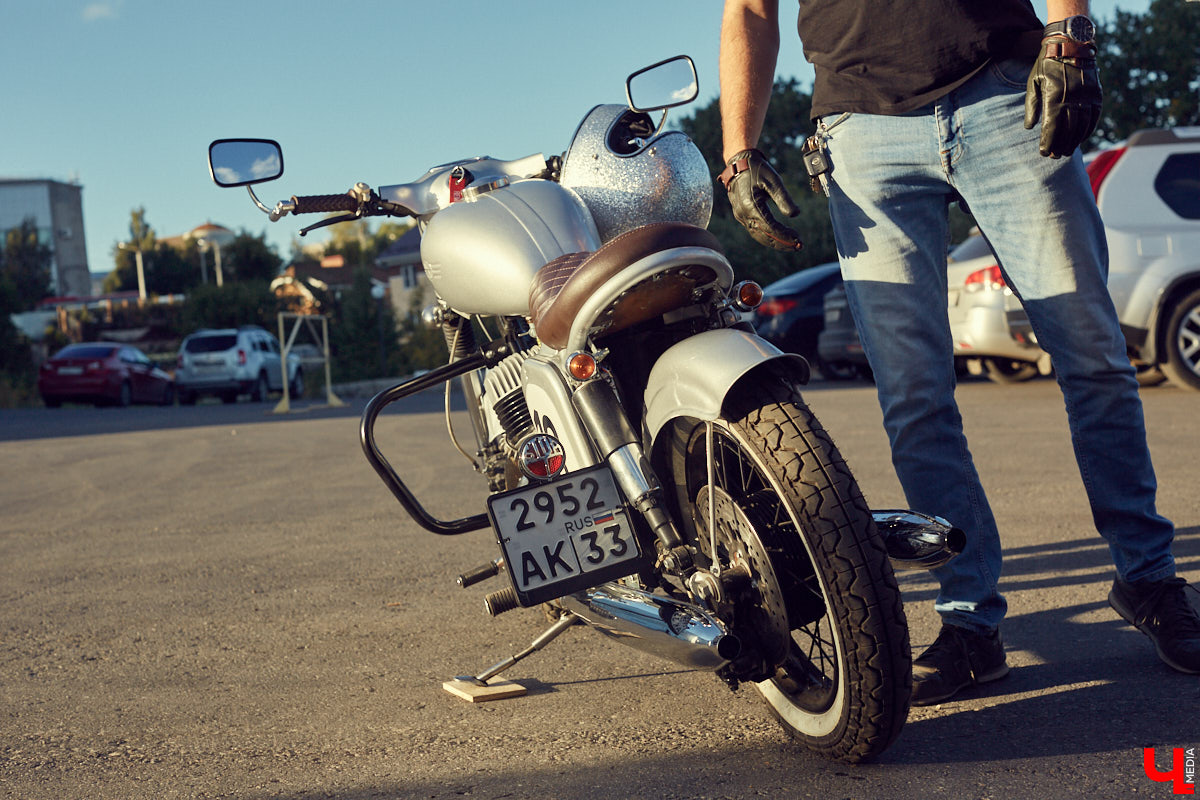Фронтмен группы «Рекорд Оркестр» Тимофей Копылов продемонстрировал нам свой уникальный ретро-мотоцикл «Ява» под номером 13