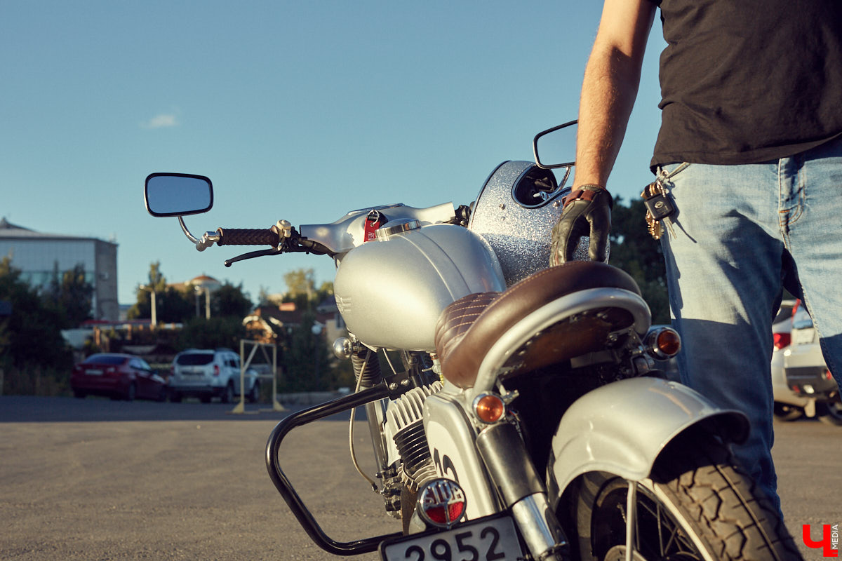 Фронтмен группы «Рекорд Оркестр» Тимофей Копылов продемонстрировал нам свой уникальный ретро-мотоцикл «Ява» под номером 13