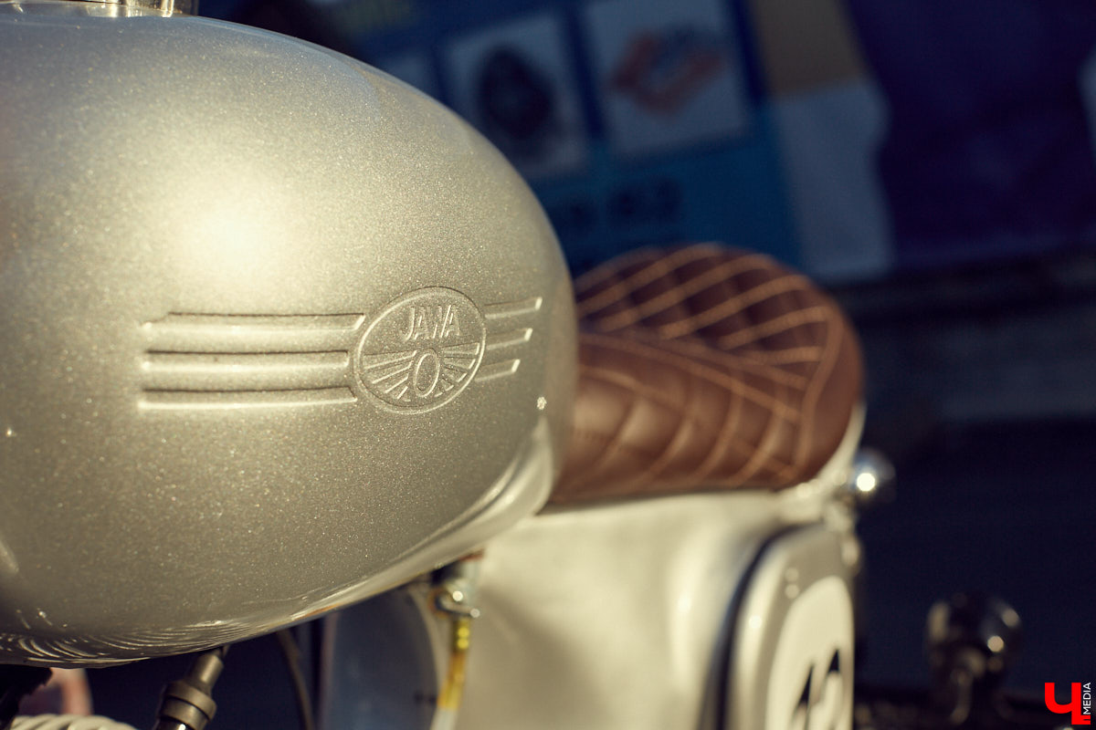 Фронтмен группы «Рекорд Оркестр» Тимофей Копылов продемонстрировал нам свой уникальный ретро-мотоцикл «Ява» под номером 13