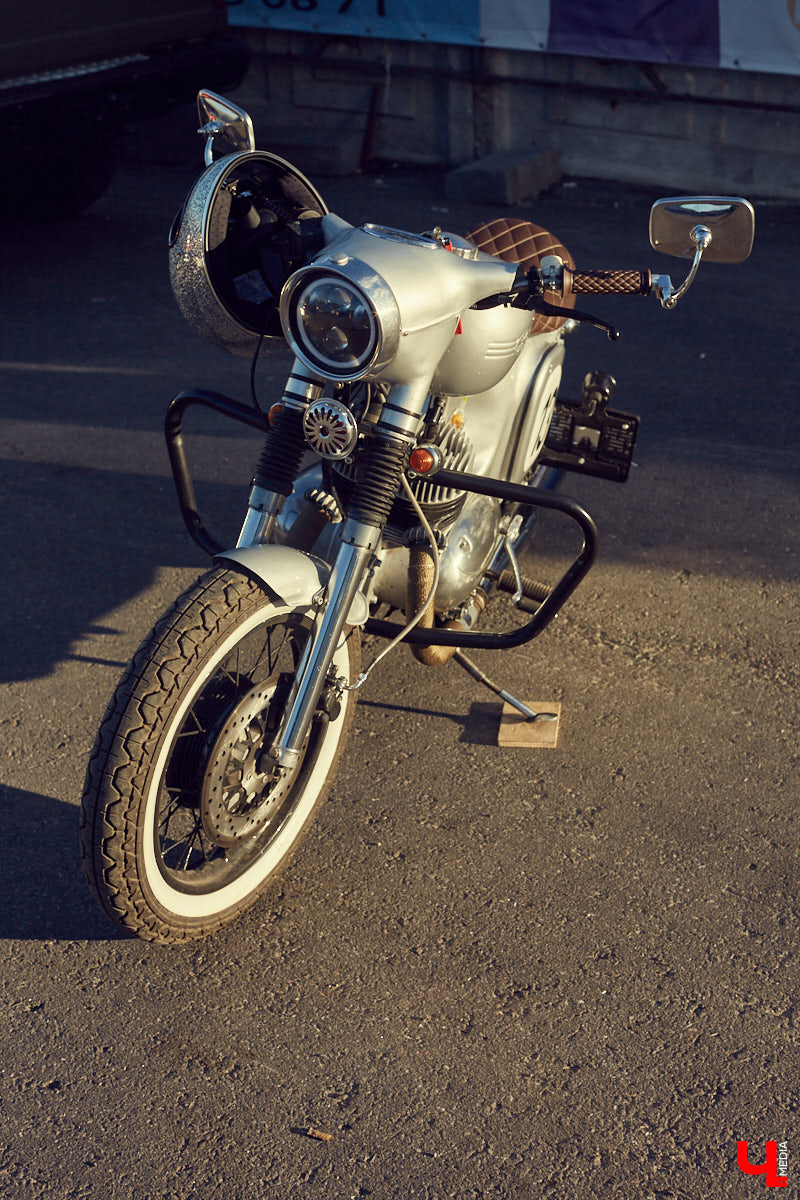 Фронтмен группы «Рекорд Оркестр» Тимофей Копылов продемонстрировал нам свой уникальный ретро-мотоцикл «Ява» под номером 13