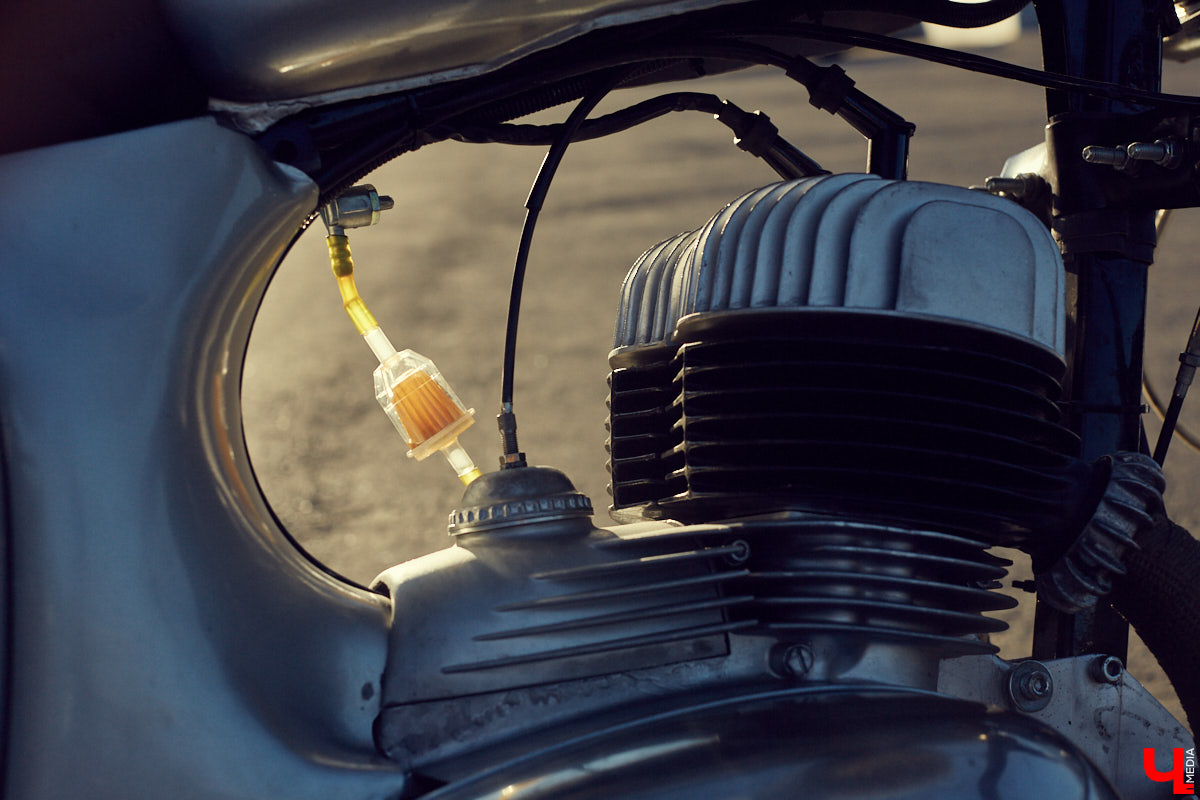 Фронтмен группы «Рекорд Оркестр» Тимофей Копылов продемонстрировал нам свой уникальный ретро-мотоцикл «Ява» под номером 13