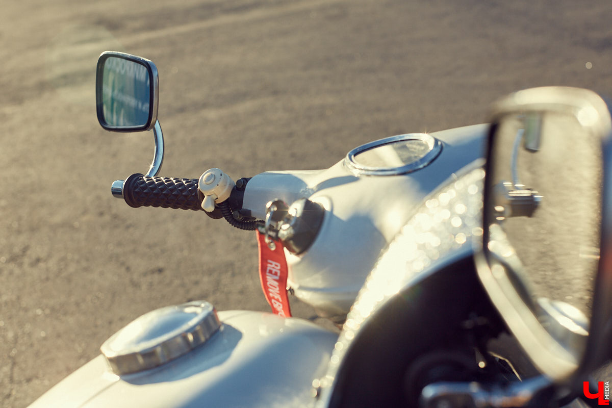 Фронтмен группы «Рекорд Оркестр» Тимофей Копылов продемонстрировал нам свой уникальный ретро-мотоцикл «Ява» под номером 13