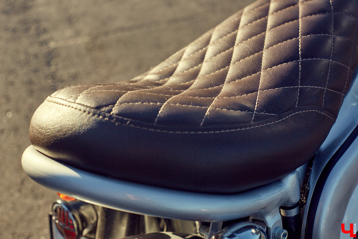 Фронтмен группы «Рекорд Оркестр» Тимофей Копылов продемонстрировал нам свой уникальный ретро-мотоцикл «Ява» под номером 13