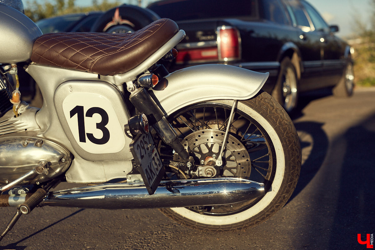 Фронтмен группы «Рекорд Оркестр» Тимофей Копылов продемонстрировал нам свой уникальный ретро-мотоцикл «Ява» под номером 13