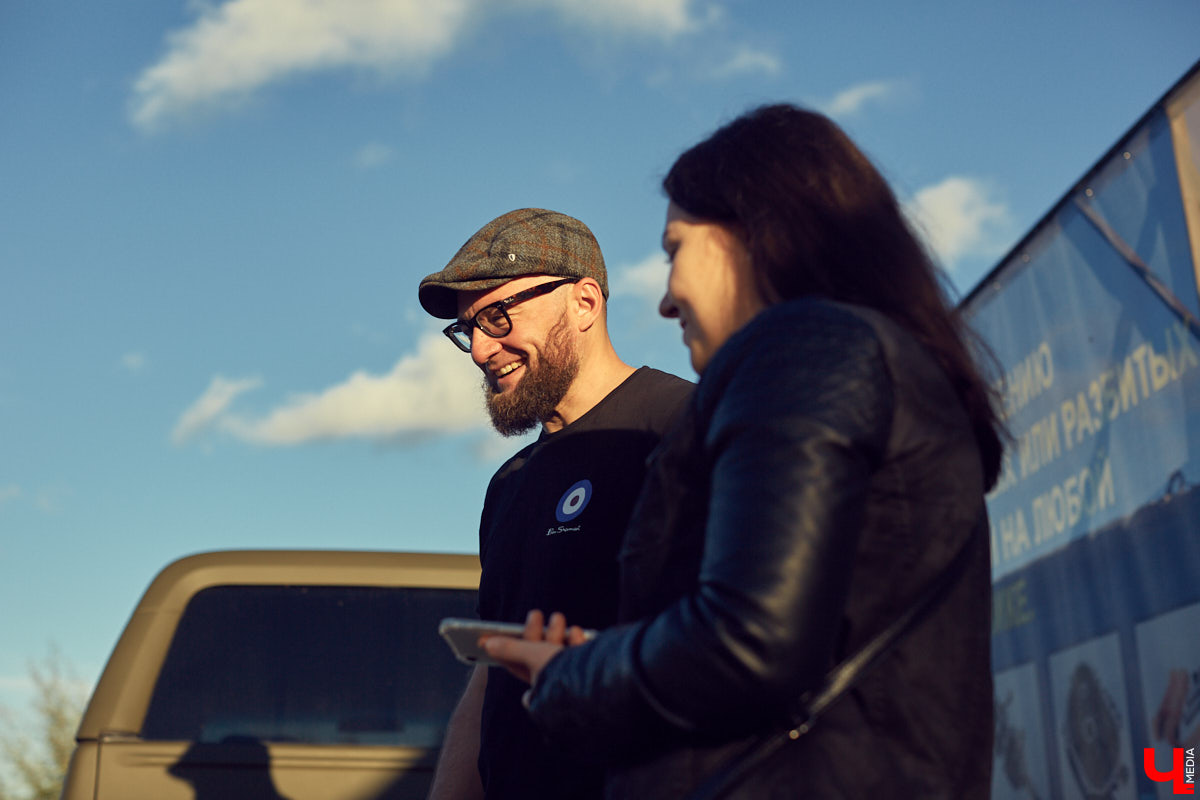 Фронтмен группы «Рекорд Оркестр» Тимофей Копылов продемонстрировал нам свой уникальный ретро-мотоцикл «Ява» под номером 13