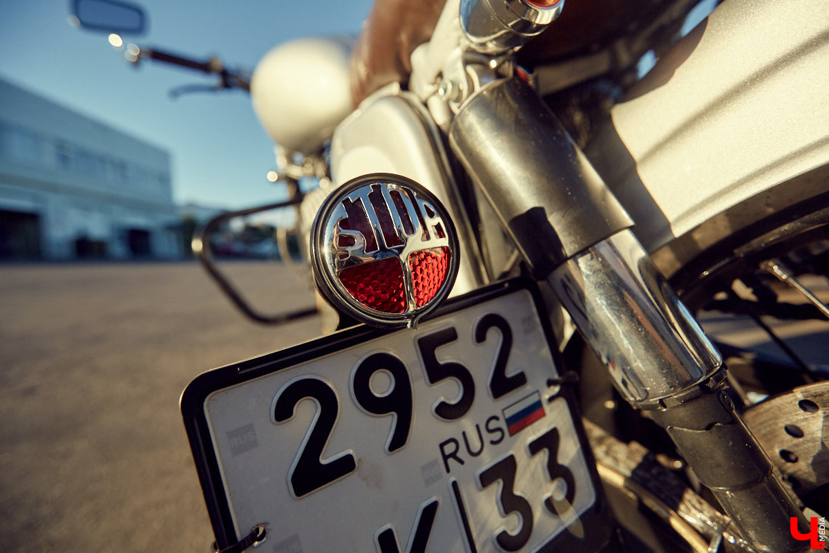 Фронтмен группы «Рекорд Оркестр» Тимофей Копылов продемонстрировал нам свой уникальный ретро-мотоцикл «Ява» под номером 13