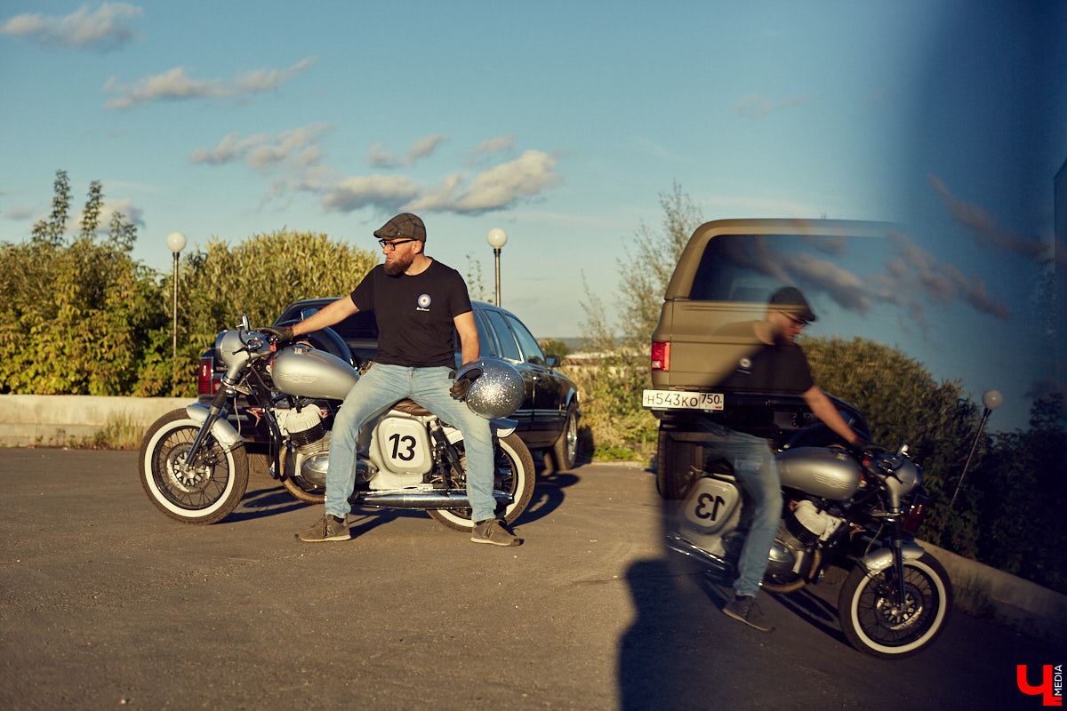 Фронтмен группы «Рекорд Оркестр» Тимофей Копылов продемонстрировал нам свой уникальный ретро-мотоцикл «Ява» под номером 13