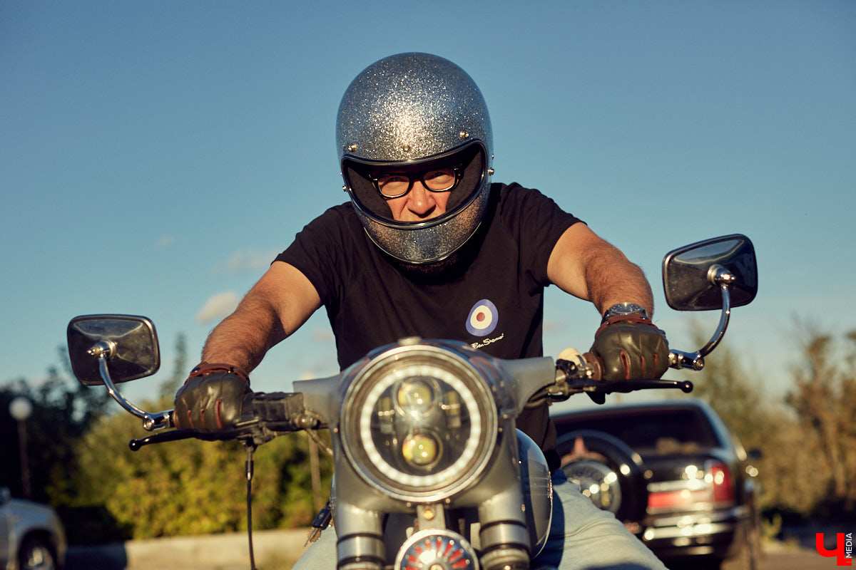 Фронтмен группы «Рекорд Оркестр» Тимофей Копылов продемонстрировал нам свой уникальный ретро-мотоцикл «Ява» под номером 13