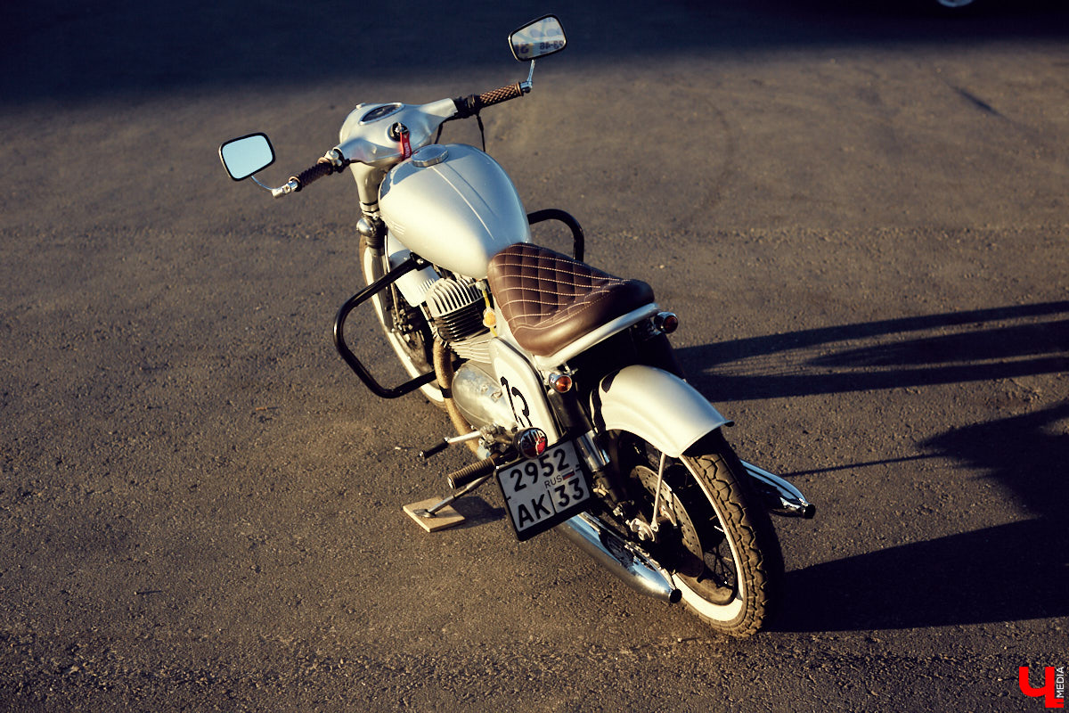 Фронтмен группы «Рекорд Оркестр» Тимофей Копылов продемонстрировал нам свой уникальный ретро-мотоцикл «Ява» под номером 13