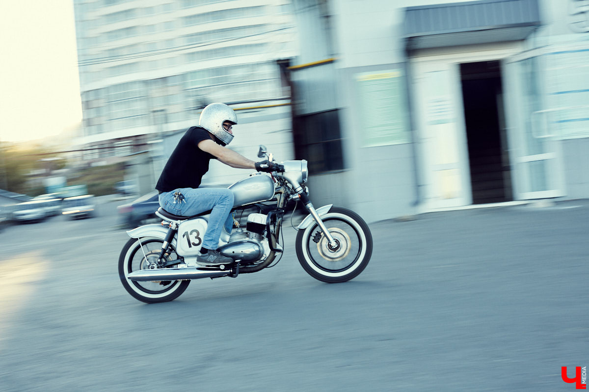 Фронтмен группы «Рекорд Оркестр» Тимофей Копылов продемонстрировал нам свой уникальный ретро-мотоцикл «Ява» под номером 13