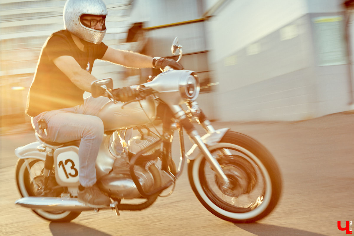 Фронтмен группы «Рекорд Оркестр» Тимофей Копылов продемонстрировал нам свой уникальный ретро-мотоцикл «Ява» под номером 13