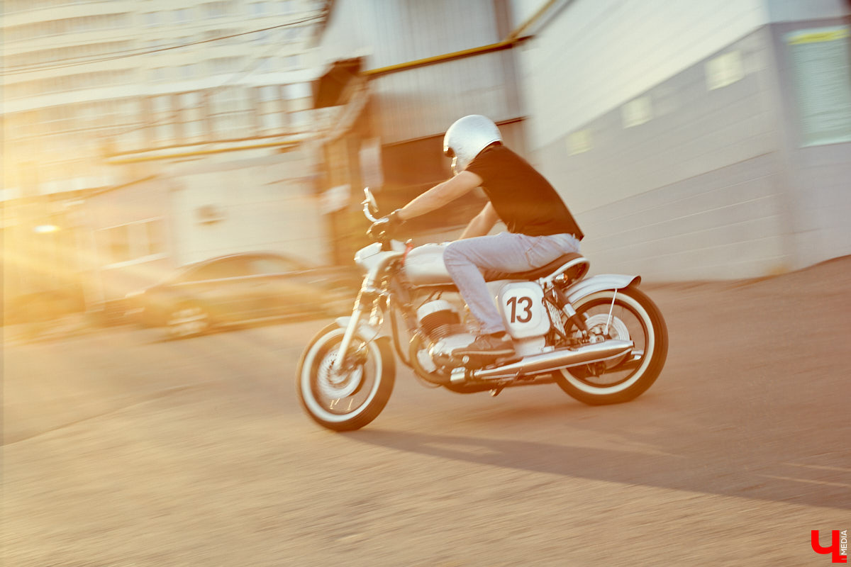 Фронтмен группы «Рекорд Оркестр» Тимофей Копылов продемонстрировал нам свой уникальный ретро-мотоцикл «Ява» под номером 13