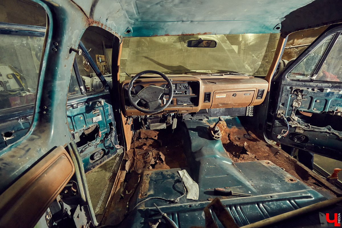 Владимирский кастомайзер Андрей «Клим» Карпов продемонстрировал нам свой 30-летний Lincoln Town Car и впустил в мастерскую, где уже вовсю кипит работа над настоящим чудовищем!