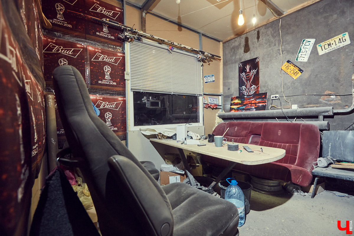 Владимирский кастомайзер Андрей «Клим» Карпов продемонстрировал нам свой 30-летний Lincoln Town Car и впустил в мастерскую, где уже вовсю кипит работа над настоящим чудовищем!