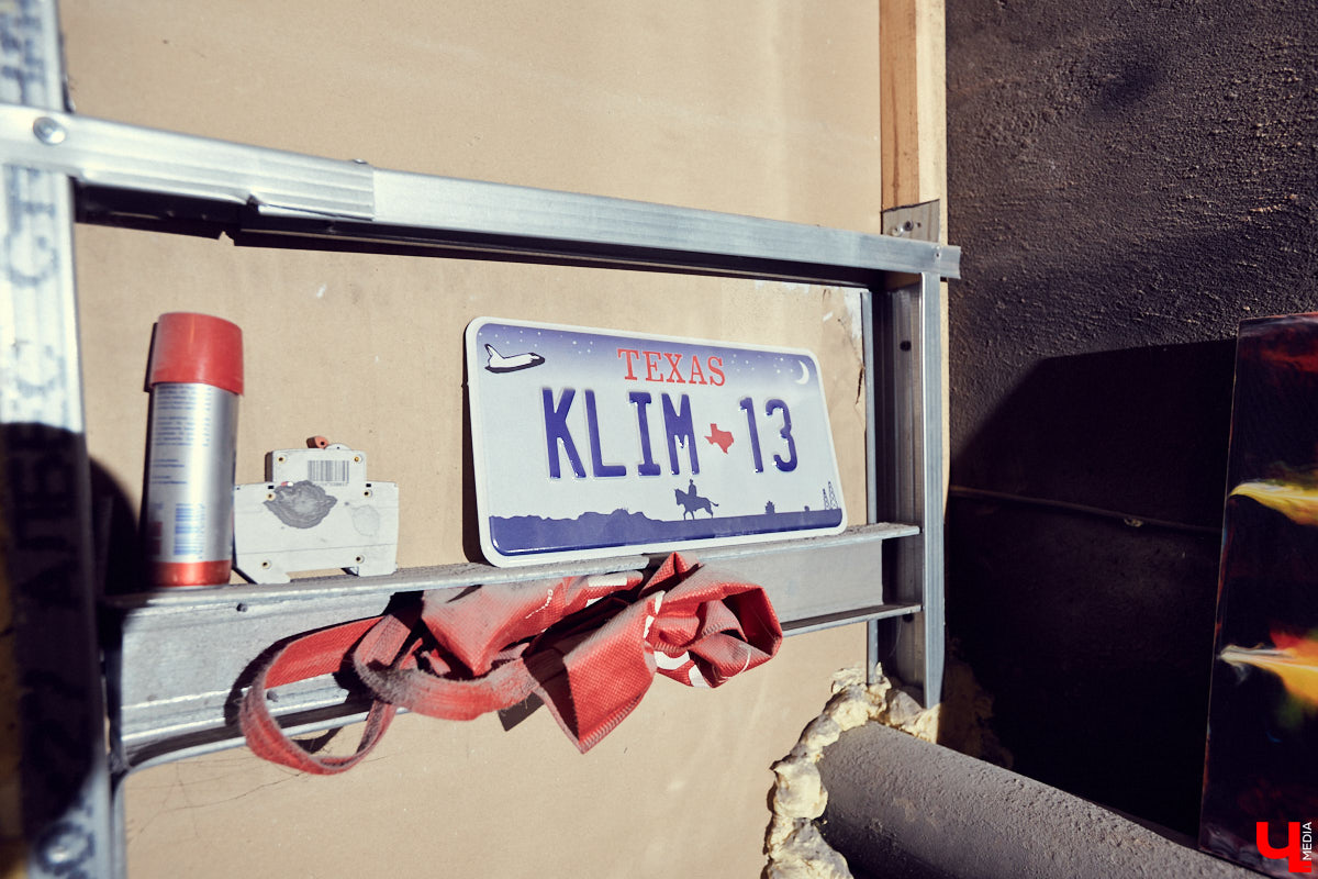 Владимирский кастомайзер Андрей «Клим» Карпов продемонстрировал нам свой 30-летний Lincoln Town Car и впустил в мастерскую, где уже вовсю кипит работа над настоящим чудовищем!