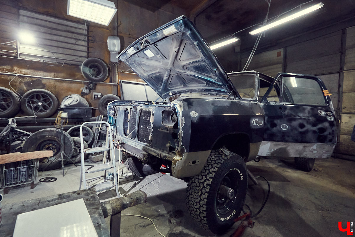 Владимирский кастомайзер Андрей «Клим» Карпов продемонстрировал нам свой 30-летний Lincoln Town Car и впустил в мастерскую, где уже вовсю кипит работа над настоящим чудовищем!