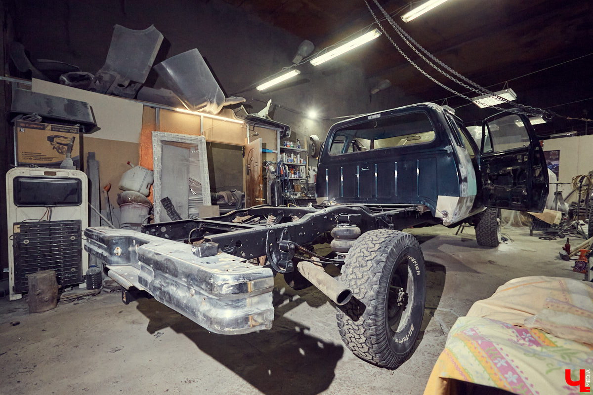 Владимирский кастомайзер Андрей «Клим» Карпов продемонстрировал нам свой 30-летний Lincoln Town Car и впустил в мастерскую, где уже вовсю кипит работа над настоящим чудовищем!
