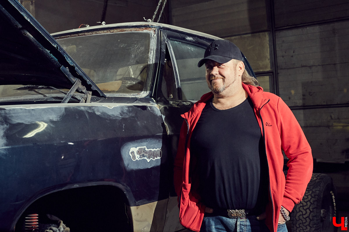 Владимирский кастомайзер Андрей «Клим» Карпов продемонстрировал нам свой 30-летний Lincoln Town Car и впустил в мастерскую, где уже вовсю кипит работа над настоящим чудовищем!