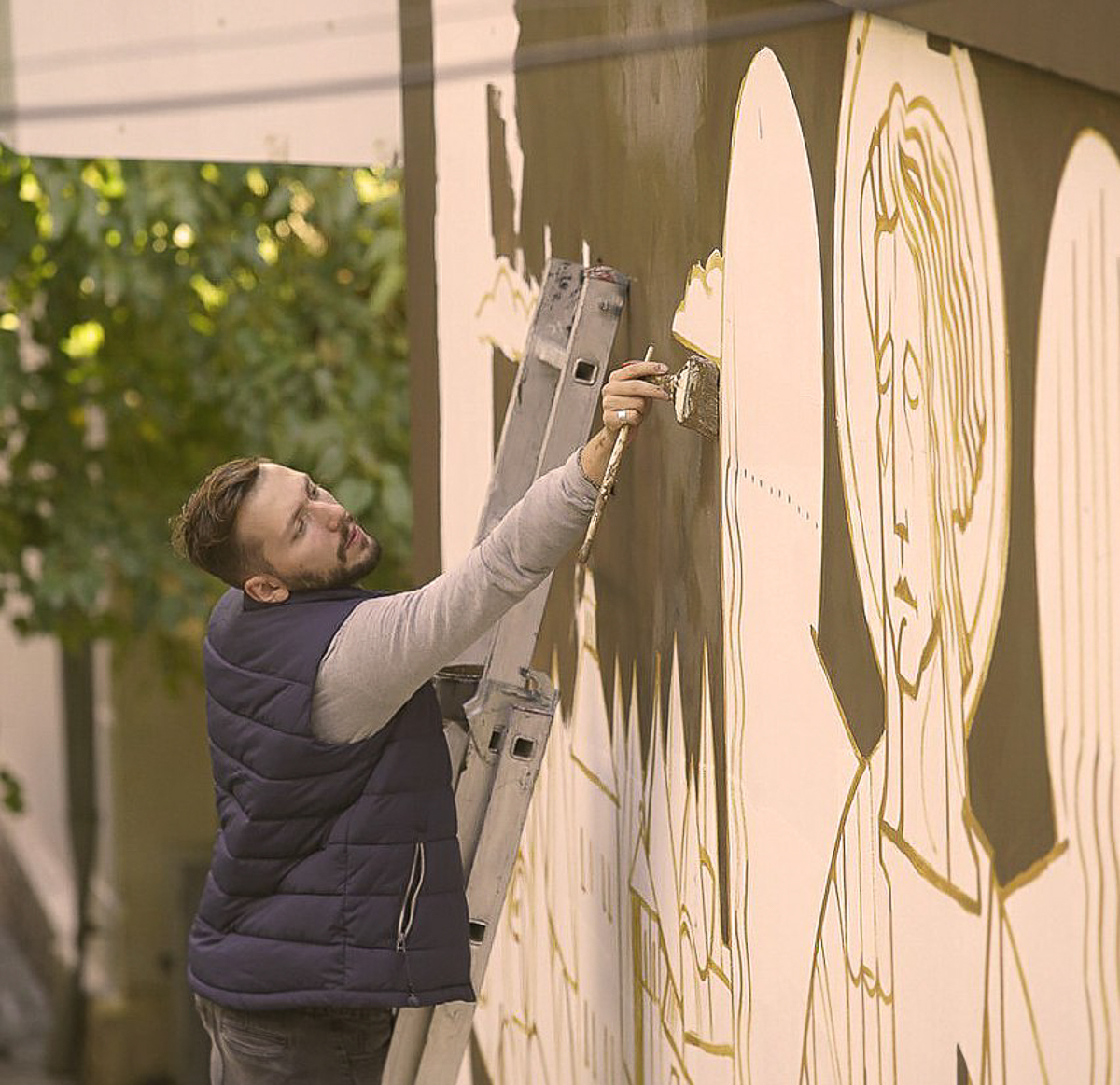 Работы Кирилла Ведерникова на стенах российских и заграничных домов. Знакомимся со стрит-арт художником и узнаем, когда его творчество расползется и по владимирским зданиям