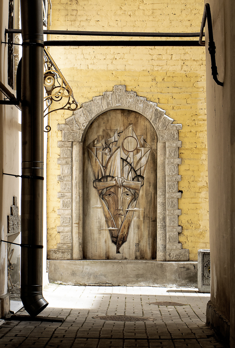 Работы Кирилла Ведерникова на стенах российских и заграничных домов. Знакомимся со стрит-арт художником и узнаем, когда его творчество расползется и по владимирским зданиям