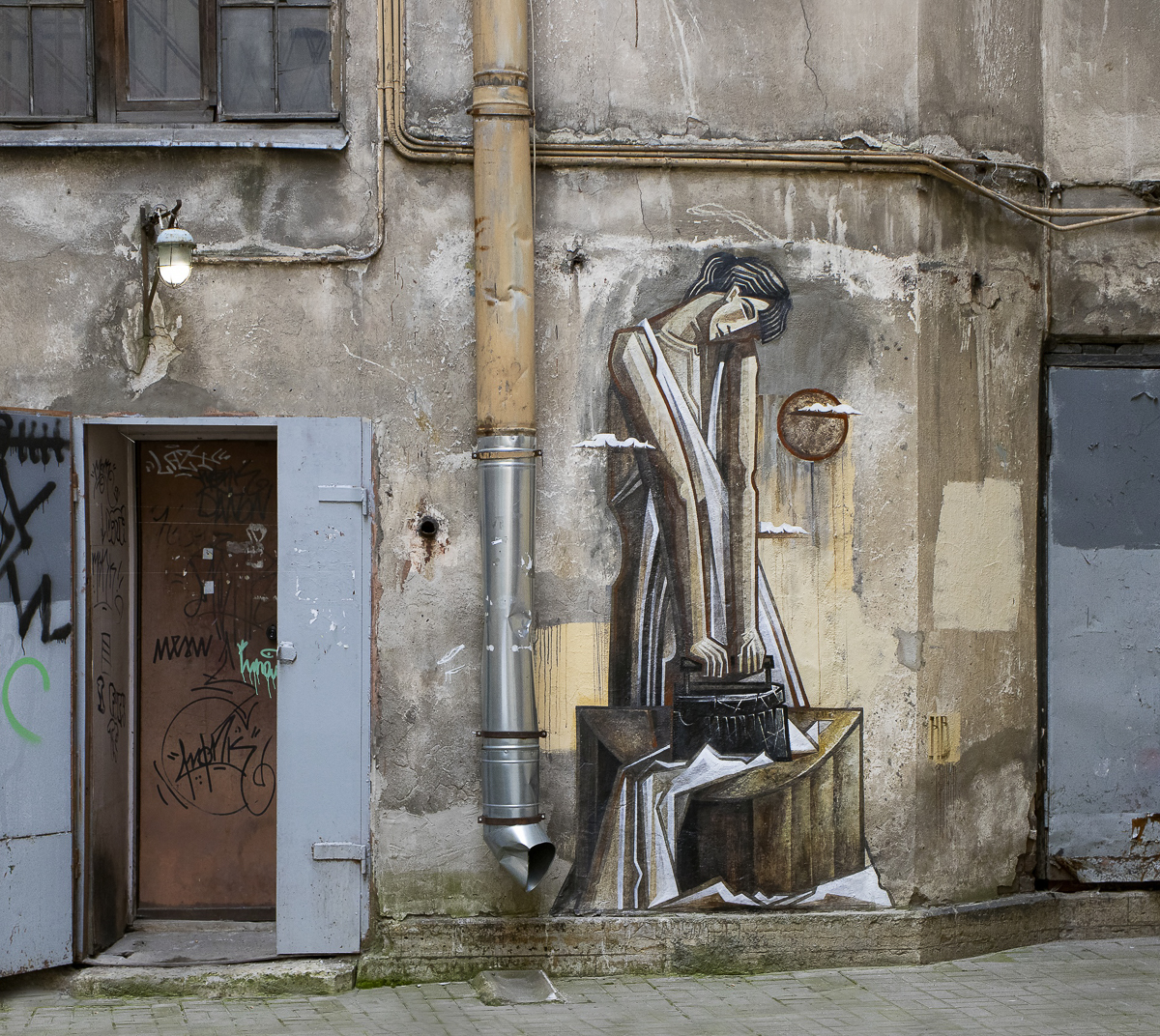 Работы Кирилла Ведерникова на стенах российских и заграничных домов. Знакомимся со стрит-арт художником и узнаем, когда его творчество расползется и по владимирским зданиям