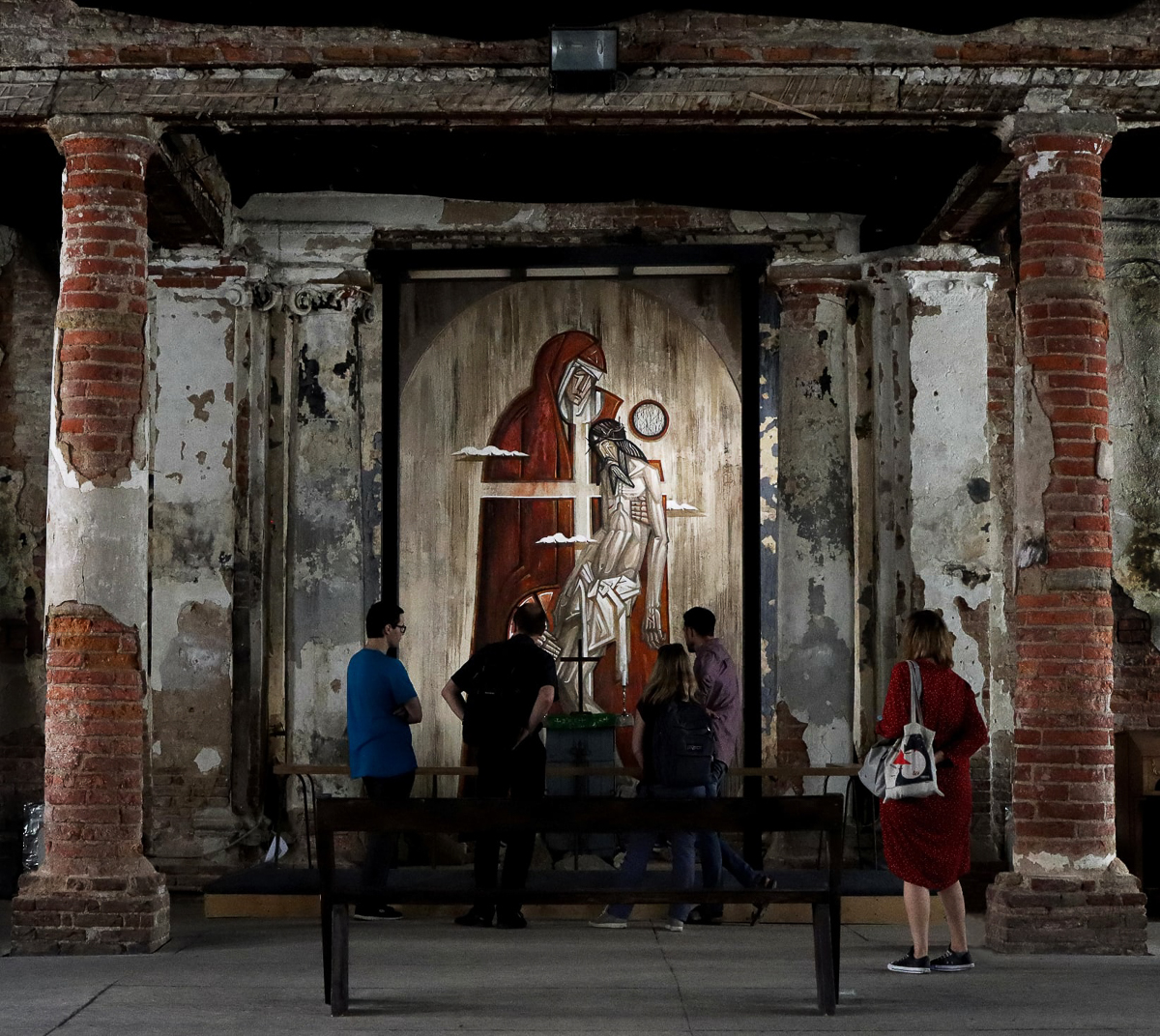 Работы Кирилла Ведерникова на стенах российских и заграничных домов. Знакомимся со стрит-арт художником и узнаем, когда его творчество расползется и по владимирским зданиям