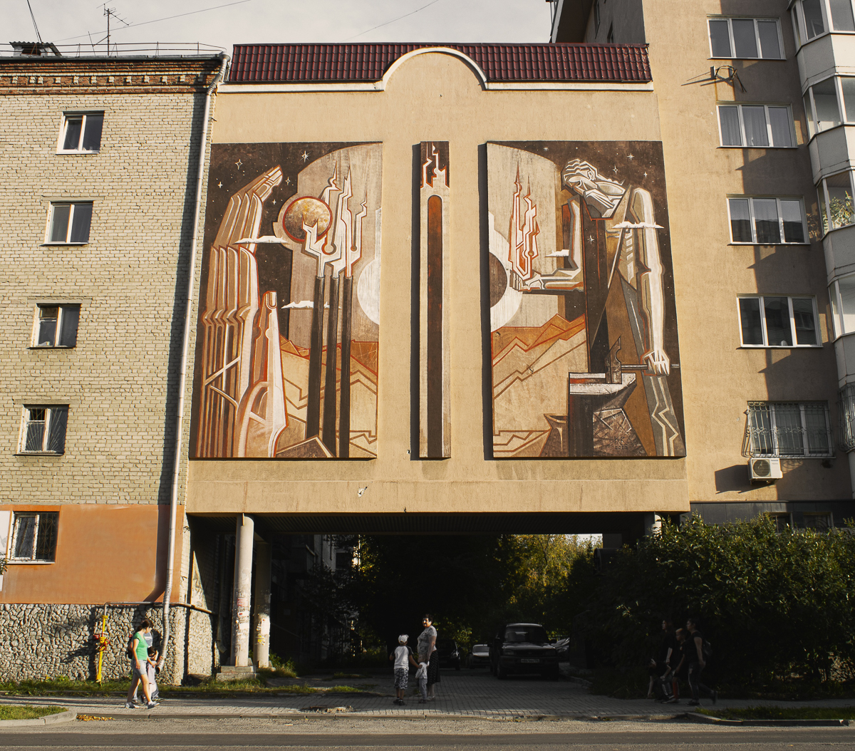 Работы Кирилла Ведерникова на стенах российских и заграничных домов. Знакомимся со стрит-арт художником и узнаем, когда его творчество расползется и по владимирским зданиям