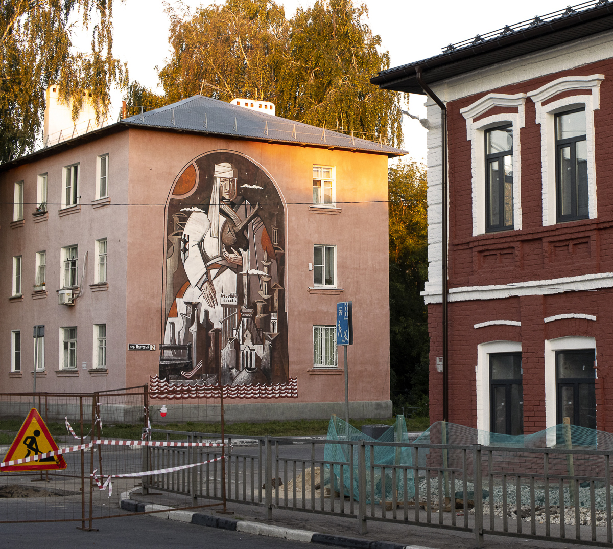 Работы Кирилла Ведерникова на стенах российских и заграничных домов. Знакомимся со стрит-арт художником и узнаем, когда его творчество расползется и по владимирским зданиям