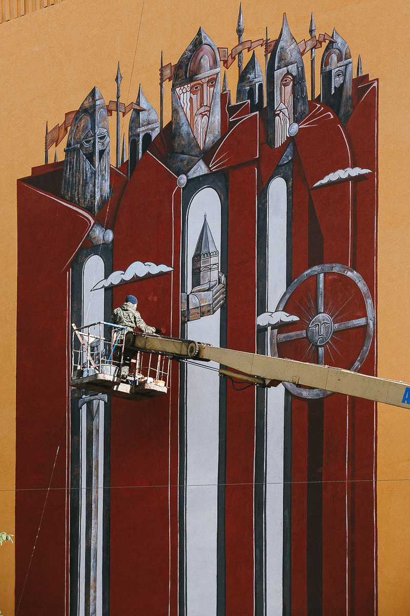 Работы Кирилла Ведерникова на стенах российских и заграничных домов. Знакомимся со стрит-арт художником и узнаем, когда его творчество расползется и по владимирским зданиям