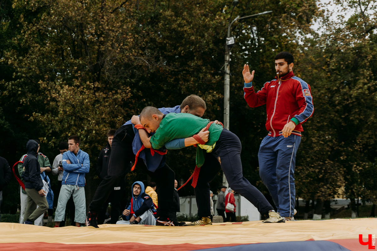 Владимир славится своими богатырями. Рассказываем про самые интересные забавы спортсменов, за которыми наблюдал весь город