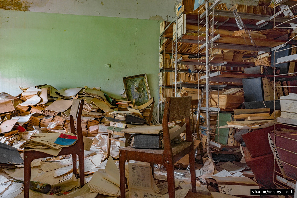 Фотограф и путешественник Сергей Рут поделился фотографиями из заброшенного архива. Речь о «базе данных» одного из муромских предприятий