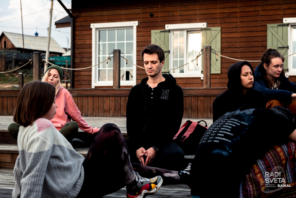 Актер Александр Аладышев вернулся с острова Ольхон с новыми театральными идеями для города. Рассказываем о вдохновивших владимирца практиках и рассуждаем о новаторстве местного драмтеатра