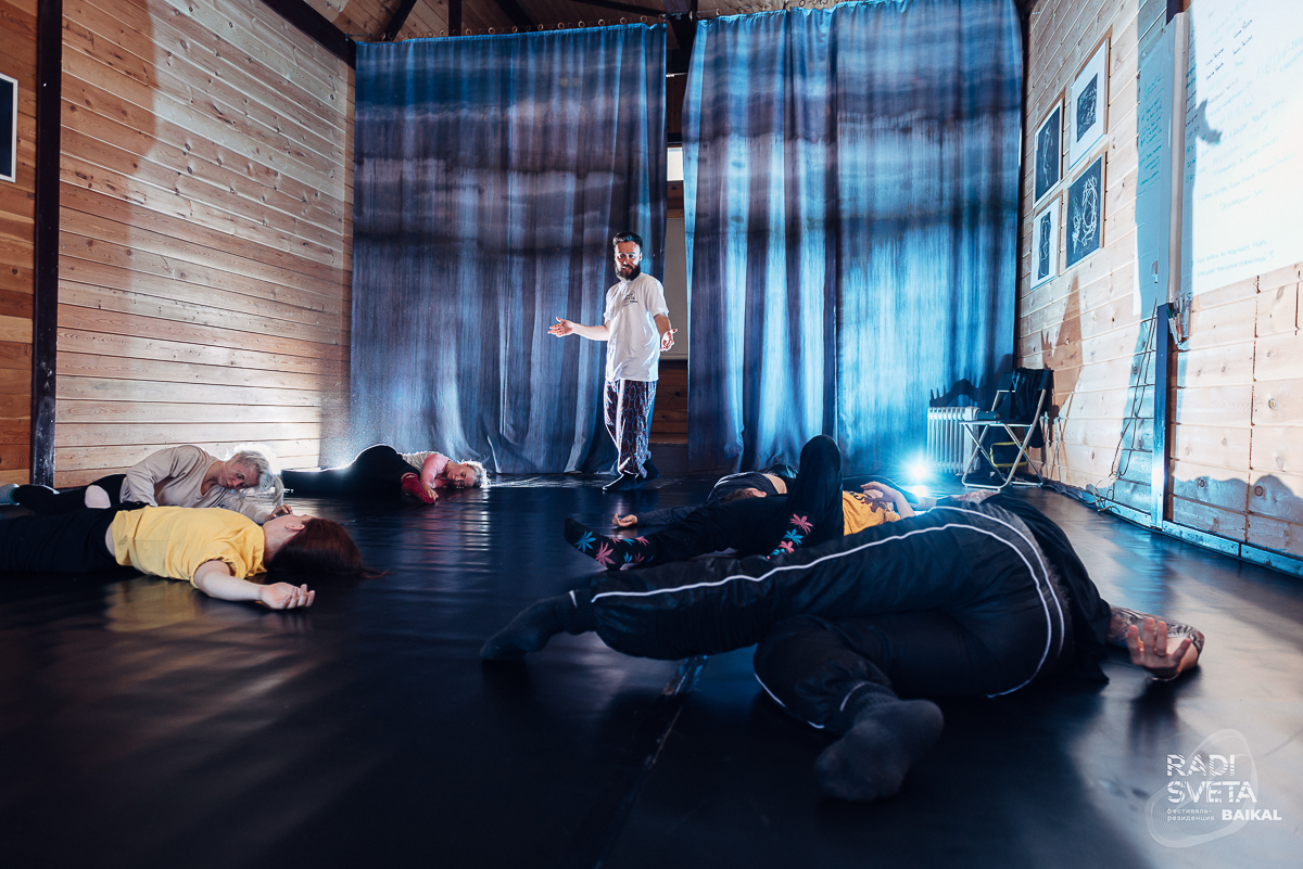 Актер Александр Аладышев вернулся с острова Ольхон с новыми театральными идеями для города. Рассказываем о вдохновивших владимирца практиках и рассуждаем о новаторстве местного драмтеатра