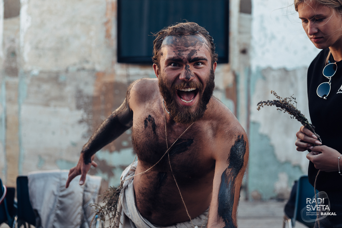 Актер Александр Аладышев вернулся с острова Ольхон с новыми театральными идеями для города. Рассказываем о вдохновивших владимирца практиках и рассуждаем о новаторстве местного драмтеатра