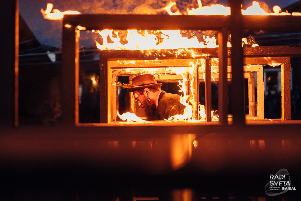 Актер Александр Аладышев вернулся с острова Ольхон с новыми театральными идеями для города. Рассказываем о вдохновивших владимирца практиках и рассуждаем о новаторстве местного драмтеатра