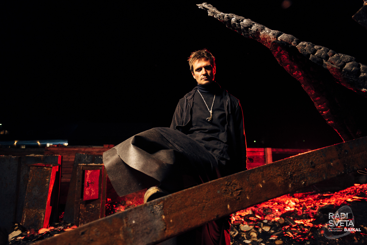 Актер Александр Аладышев вернулся с острова Ольхон с новыми театральными идеями для города. Рассказываем о вдохновивших владимирца практиках и рассуждаем о новаторстве местного драмтеатра