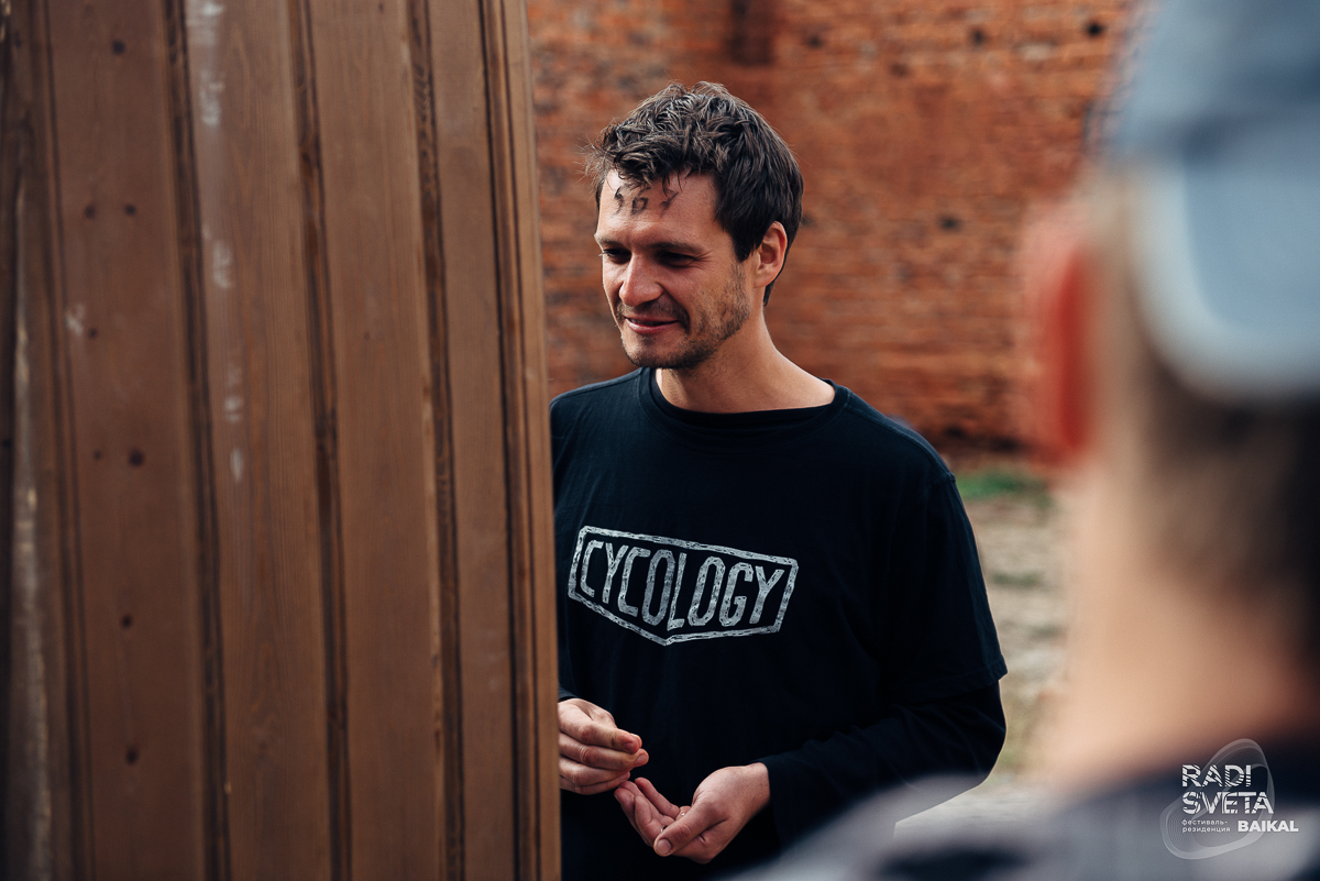 Актер Александр Аладышев вернулся с острова Ольхон с новыми театральными идеями для города. Рассказываем о вдохновивших владимирца практиках и рассуждаем о новаторстве местного драмтеатра