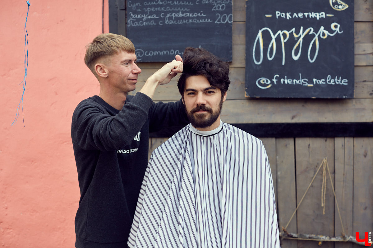 Несмотря на холод, в прошедшие выходные «Рестодвору» удалось убить двух зайцев — собрать стильно одетых горожан и создать камерную атмосферу английского праздника