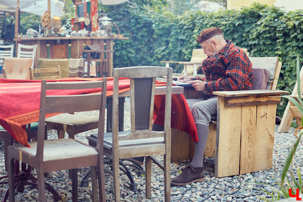 Несмотря на холод, в прошедшие выходные «Рестодвору» удалось убить двух зайцев — собрать стильно одетых горожан и создать камерную атмосферу английского праздника