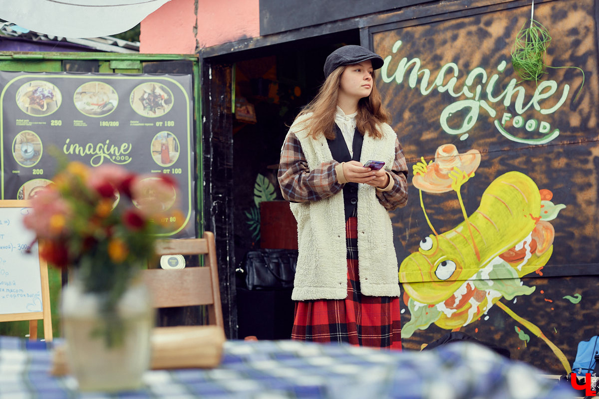 Несмотря на холод, в прошедшие выходные «Рестодвору» удалось убить двух зайцев — собрать стильно одетых горожан и создать камерную атмосферу английского праздника