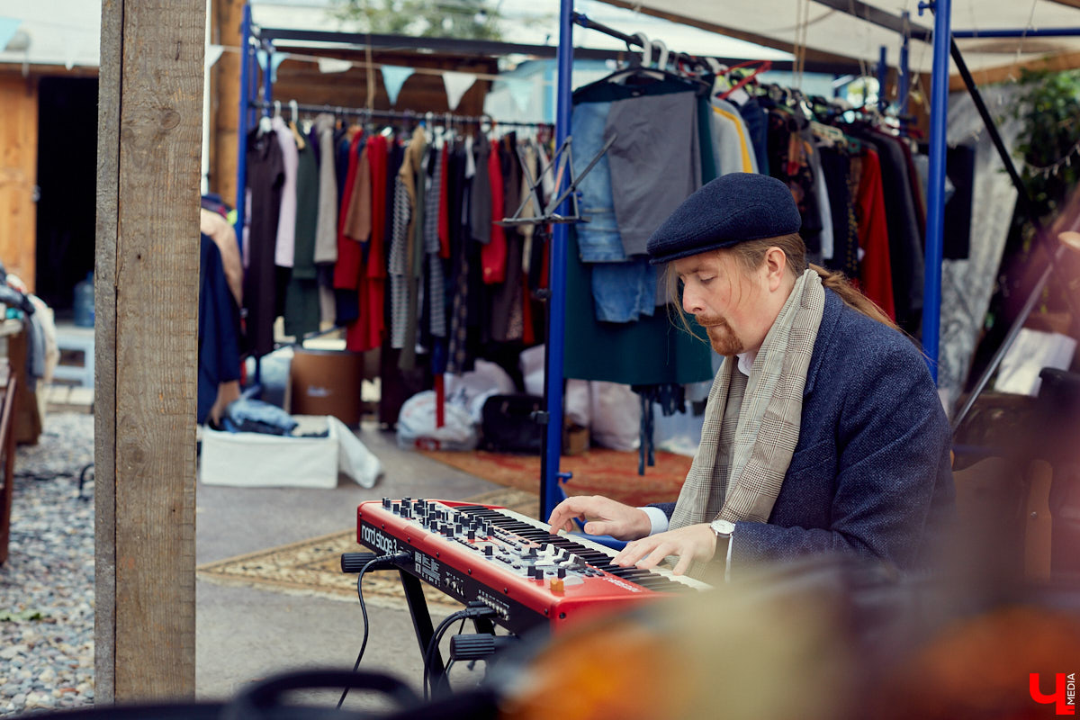 Несмотря на холод, в прошедшие выходные «Рестодвору» удалось убить двух зайцев — собрать стильно одетых горожан и создать камерную атмосферу английского праздника