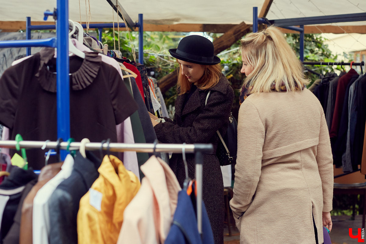 Несмотря на холод, в прошедшие выходные «Рестодвору» удалось убить двух зайцев — собрать стильно одетых горожан и создать камерную атмосферу английского праздника