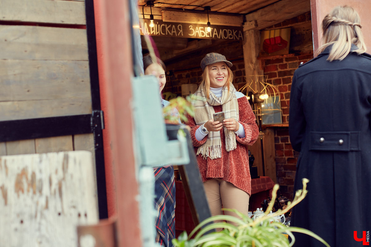 Несмотря на холод, в прошедшие выходные «Рестодвору» удалось убить двух зайцев — собрать стильно одетых горожан и создать камерную атмосферу английского праздника