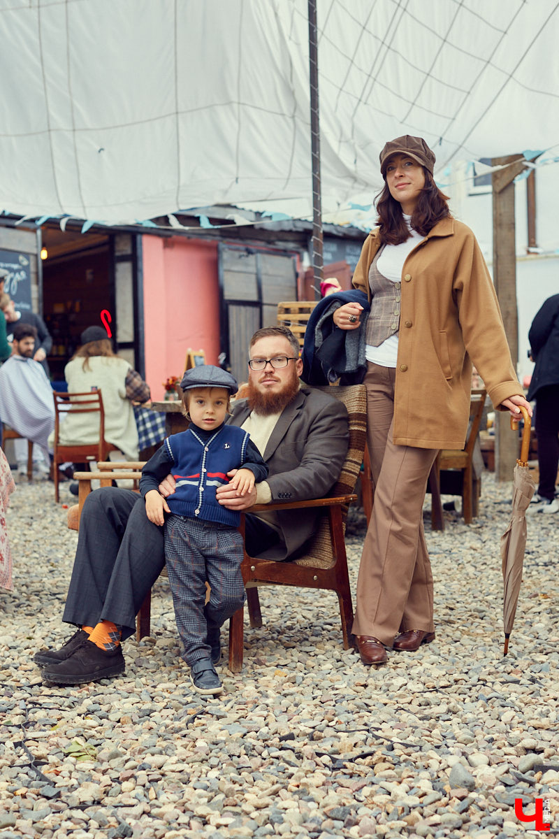 Несмотря на холод, в прошедшие выходные «Рестодвору» удалось убить двух зайцев — собрать стильно одетых горожан и создать камерную атмосферу английского праздника