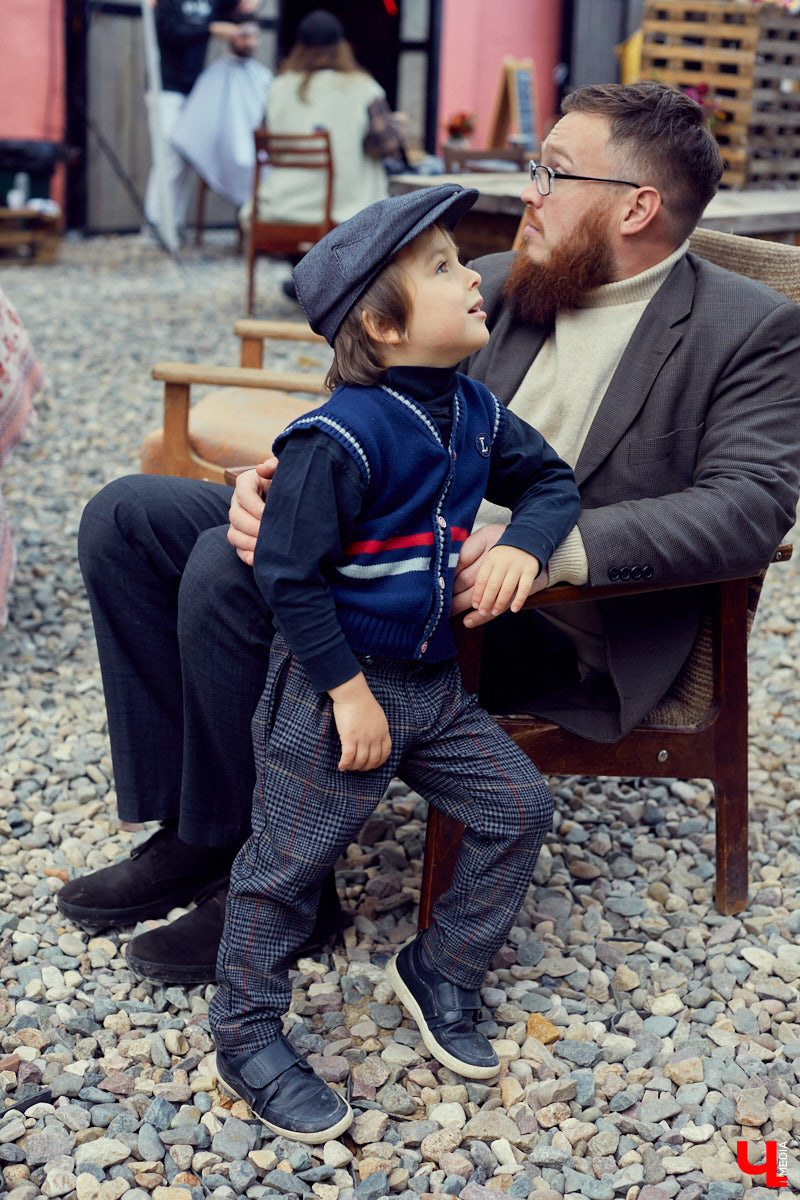 Несмотря на холод, в прошедшие выходные «Рестодвору» удалось убить двух зайцев — собрать стильно одетых горожан и создать камерную атмосферу английского праздника