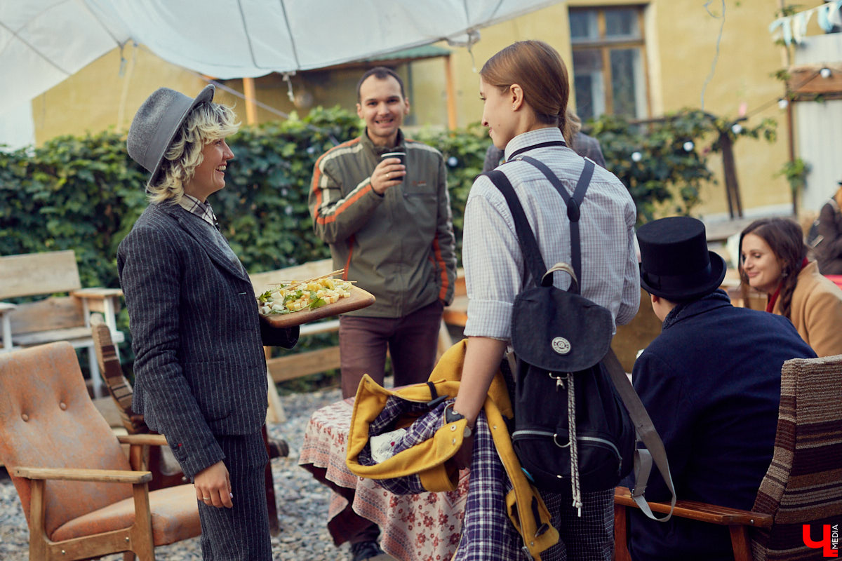 Несмотря на холод, в прошедшие выходные «Рестодвору» удалось убить двух зайцев — собрать стильно одетых горожан и создать камерную атмосферу английского праздника